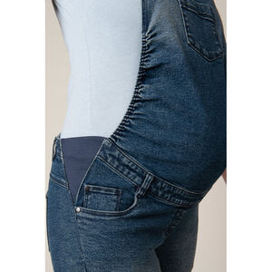 Salopette de grossesse en jean à effet délavé et froissé 