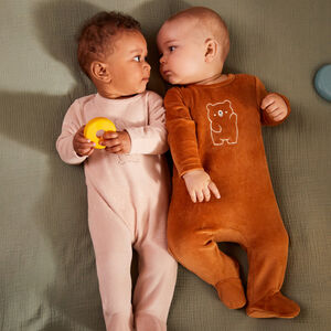 Dors-bien voor babyjongens in schattige fluwelen print. 
