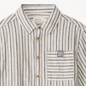 Gestreept hemd met korte mouwen voor jongens, van stof, met hemkraag en opgestikte borstzak, kleur ecru met grijstinten 