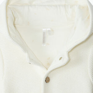 Gebreid vestje met kap voor baby in effen ecru kleur 