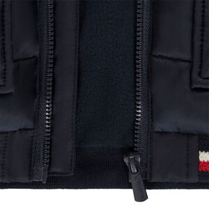 Donsjas van stof met doorgestikt effect en fantasie badge voor baby jongen 