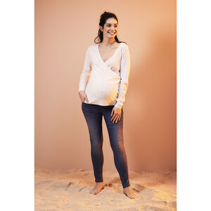 Trui voor zwangerschap en borstvoeding met een gebreid cache-coeur effect 