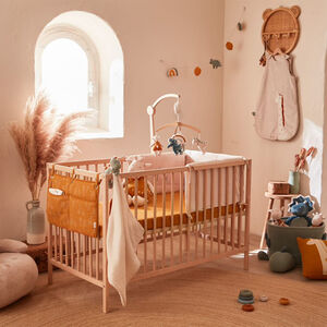 muzikale mobiel van berkenhout Tiga Stegi & Ops met pluche en mechanische muziekdoos 