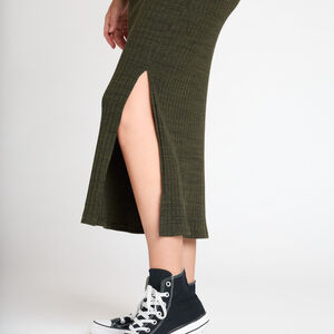 Strakke lange jurk met lange mouwen in geribbelde stof met opstaande kraag en lange split aan de onderkant 