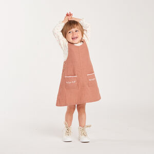 Set voor babymeisjes met een katoenen gaze jurk en een T-shirt met bloemennprint. 