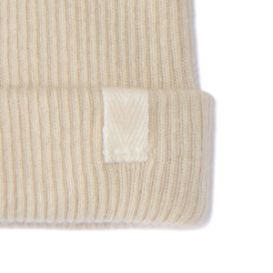 Muts voor babyjongen in geribbelde stof met knoopdetail 