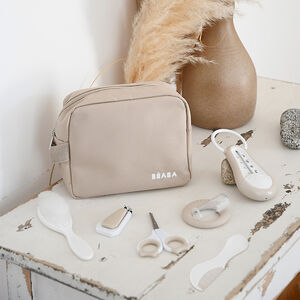 Toilettas met 7 accessoires van klei 