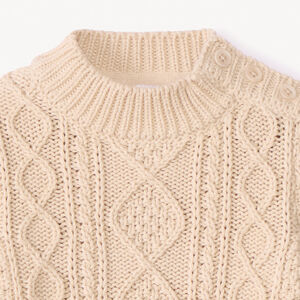 Gebreide trui met gedraaid patroon en opstaande boord voor babyjongens 