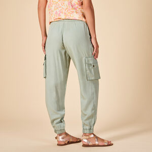 Zwarte zwangerschapsbroek met cargozakken en hoge hoofdband 