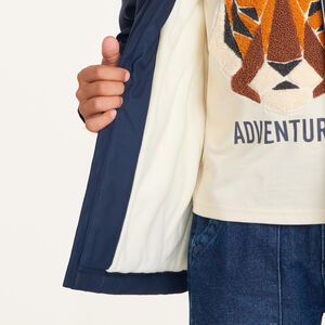 Jongens parka van rubber, gevoerd met microfleece en met capuchon. 