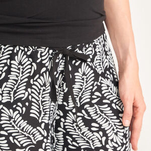 Wide and flowing pants with a high printed waistband for pregnant women. 