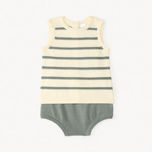 Twee-delige set met een gebreid mouwloos shirt en broekje voor babyjongen. 