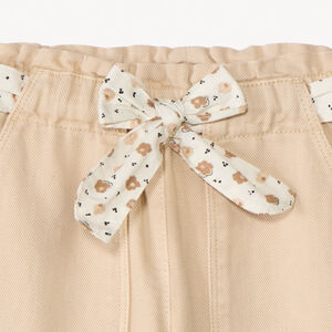 Jean droit avec ceinture fleurie pour bébé fille 