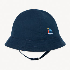 Bob in effen stof met bootbroderie voor babyjongen 