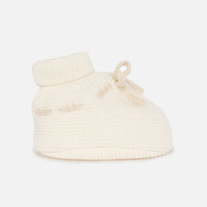 Gebreide pantoffels met decoratieve knoop voor baby 