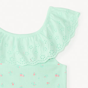 Mouwloos shirt met ruches in Engelse borduur en aardbeienprint voor meisjesbaby. 