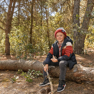 Muts in geribbelde gebreide stof met fantasiepatch voor jongens 