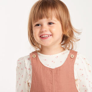 Set voor babymeisjes met een katoenen gaze jurk en een T-shirt met bloemennprint. 