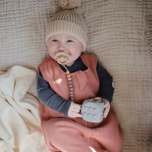 Fopspeenclip Eva van Mushie in siliconen kralen asgrijs met houtlook clip 