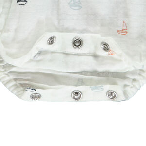 Romper met zeilbootjes en een zeemanskraag voor baby jongen 