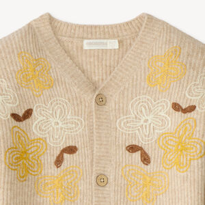 Gebreide meisjesvest met geborduurde bloemen 