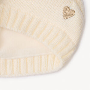 Muts met fantasiepompons en geborduurd hartje voor babymeisje 