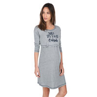 Chemise de nuit de grossesse et d'allaitement avec texte print&eacute; 