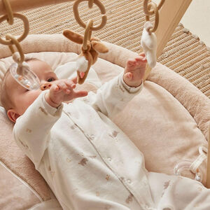 houten speelboog voor motoriekontwikkeling baby 