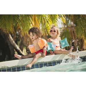 Rode zwemshort met opschrift 