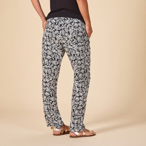 Vrouwelijke broek met bloemenprint en ceintuur 