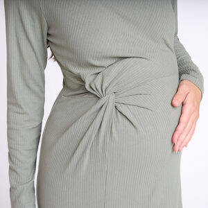 Strakke lange jurk in effen geribbelde stof met lange mouwen, hoge hals en split aan de onderkant 