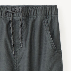 Rechthoekige broek met cargopockets voor jongens. 