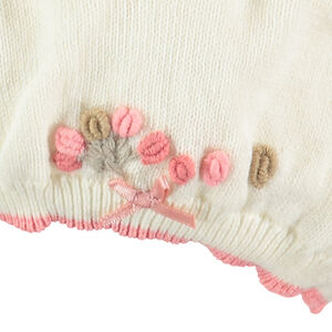 Tricot muts met geborduurde bloemen en strik 