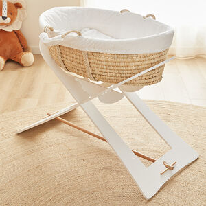 witte mandstandaard voor mand by Noukie’s, licht en praktisch, makkelijk te monteren, isolatie tegen vloer en tocht, strak design 