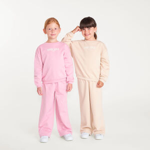 Set van 2 meisjes joggingoutfits met een sweatshirt en een wijde broek. 