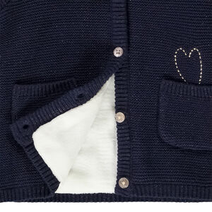 Gebreid vestje met kap en hartborduursel voor babymeisje 