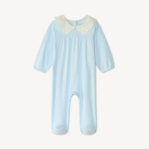 Licht slaapkleed met volantkraag van Engelse borduur voor meisjesbaby. 