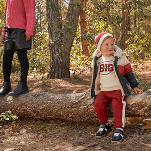 Tweekleurige gebreide berenmuts voor babyjongens 