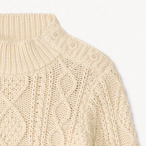 Gebreide trui met gedraaid patroon en opstaande boord voor babyjongens 