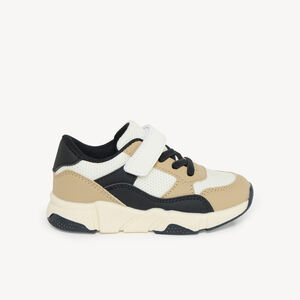 Sport schoenen voor jongens met klittenbandsluiting in beige en zwart. 