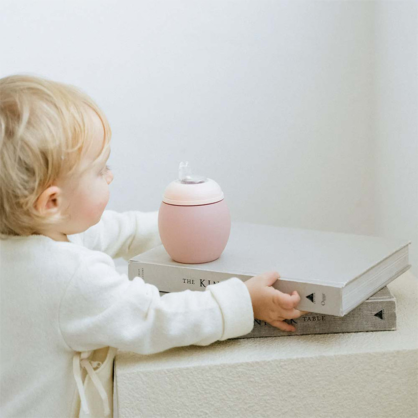 Tasse d'apprentissage silicone anti-fuite Sand Blush 240 ml 