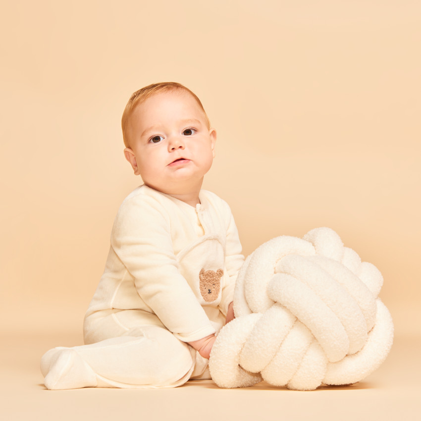 Pyjama van fluweel met patch van pluche beer voor baby