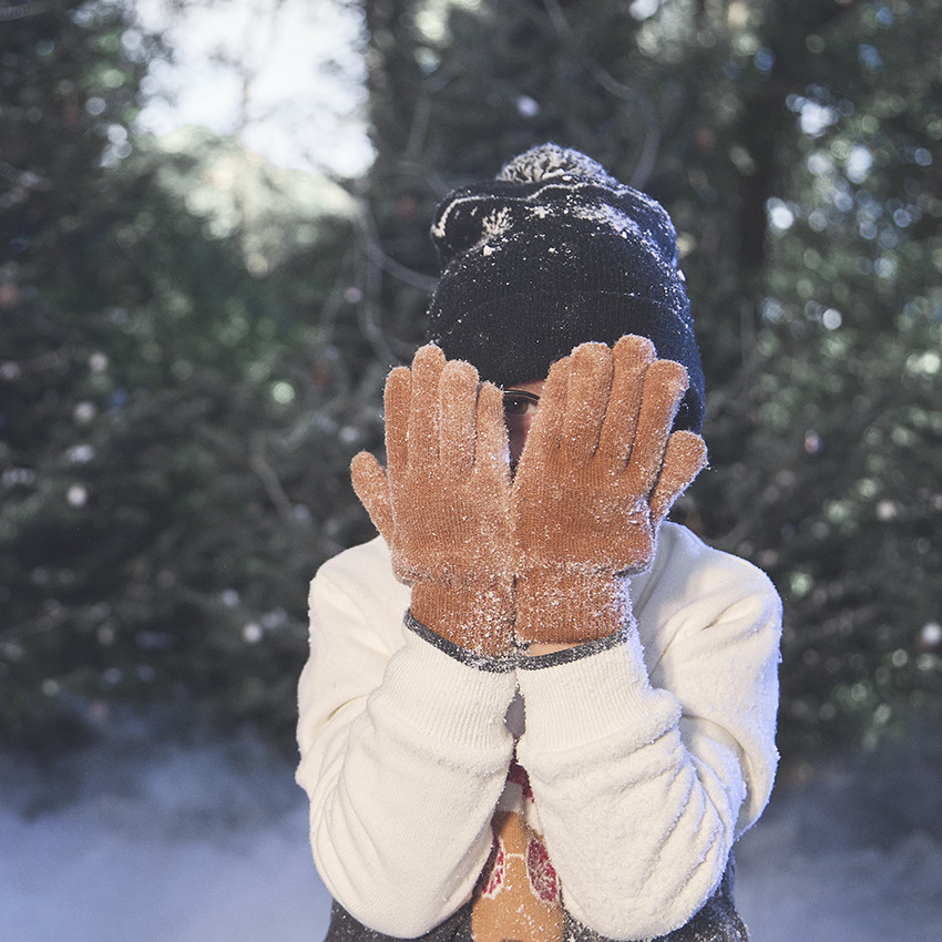 Bonnet fantaisie en tricot avec motifs flocon et pompon  