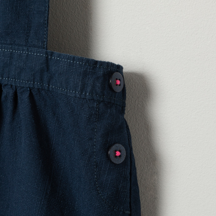 Robe à bretelles volantées à oiseau brodé 