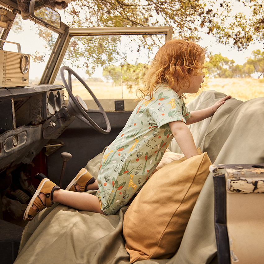 Korte jumpsuit met jungleprint voor babyjongen 