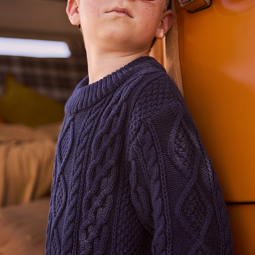 Pull en tricot uni effet torsadé avec liseré coloré pour garçon  