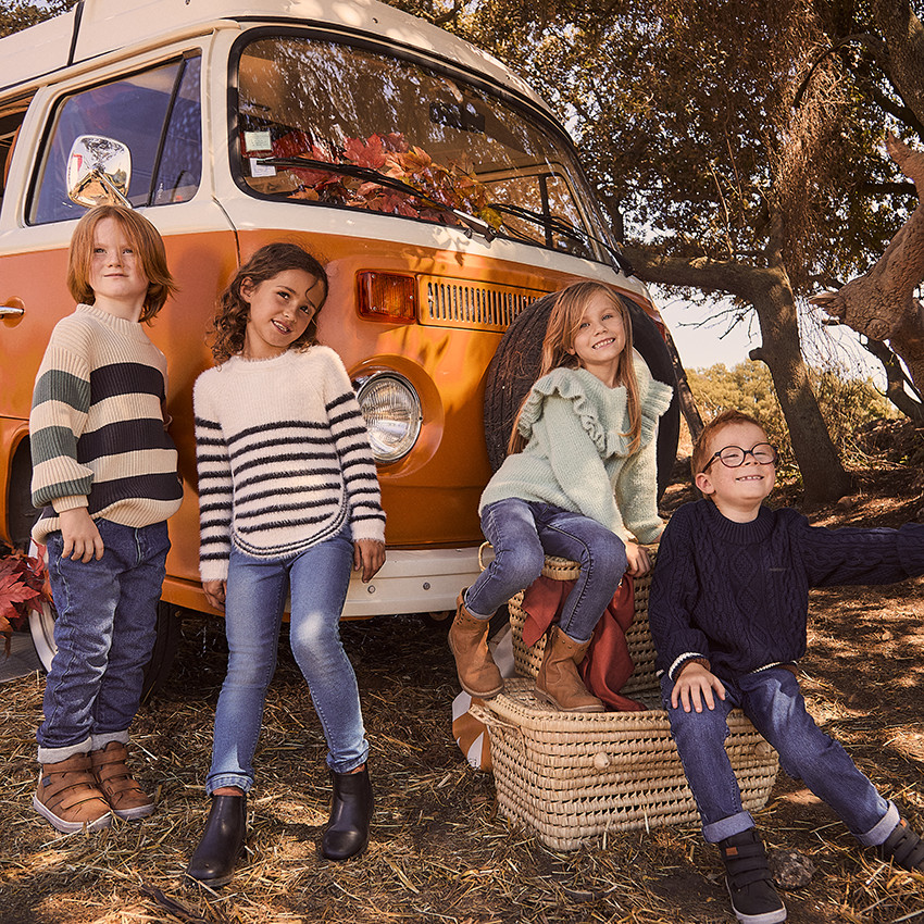 Pull en tricot uni effet torsadé avec liseré coloré pour garçon  