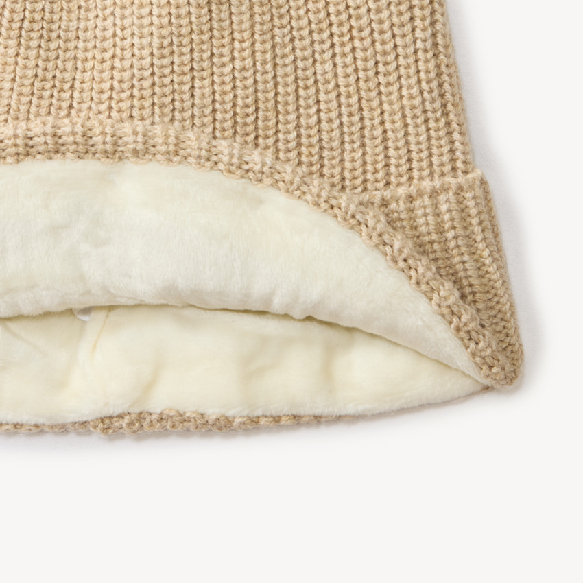 Babymuts met pompon en geborduurde berenkop 