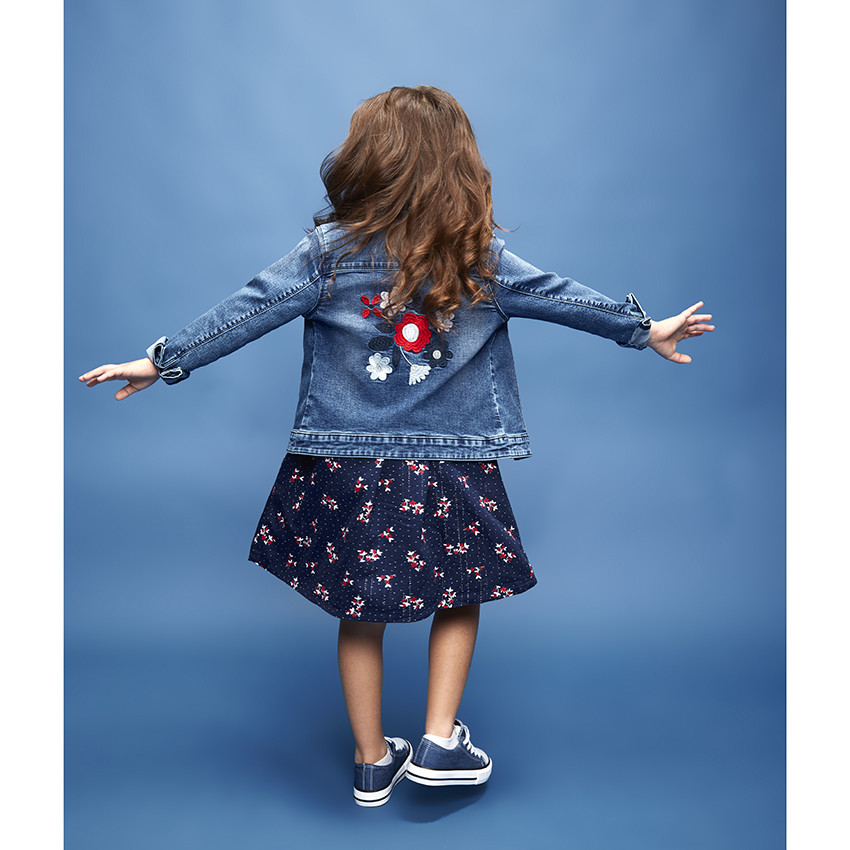 Veste en jean avec broderies fleurs dans le dos pour fille 