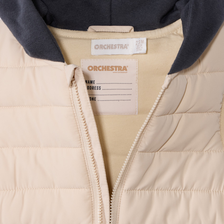 Mouwloze speelse donsjas in twee materialen voor babyjongens 